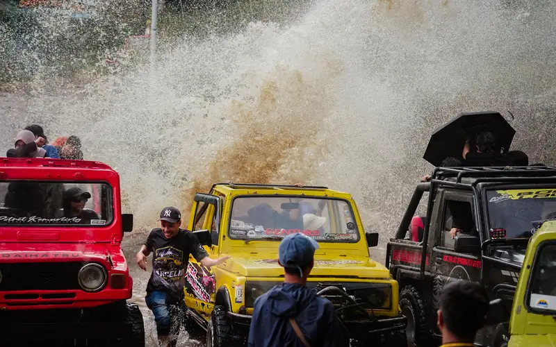 Paket Seru 5 - Outbound, Tubing, dan Jeep Medium terjang genangan